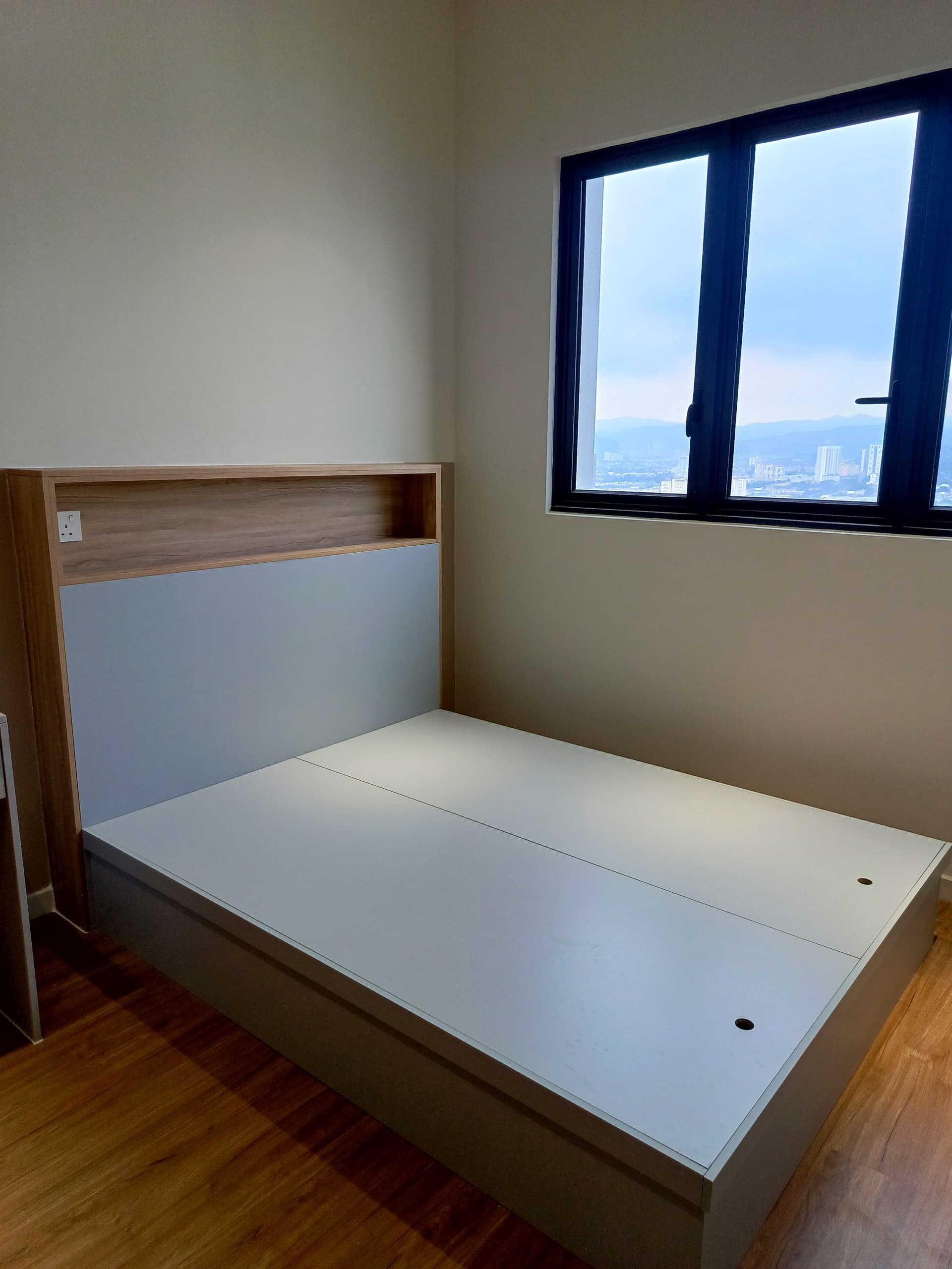 Duno 2 bedroom — minimalist platform bed, city skyline view